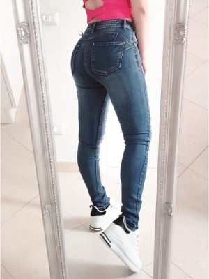 JEANS CON TAGLI A VITA ALTA