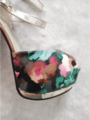 SANDALI CON TACCO ALTO A FIORI