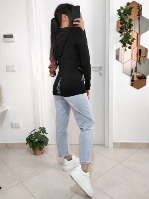 ISLA-MAGLIA CON CAPPUCCIO E PON-PON