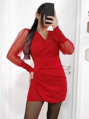 Abito con scollo e maniche in velo